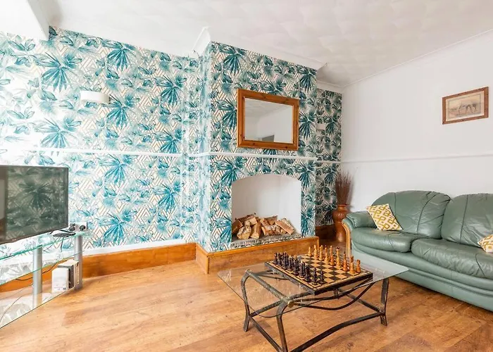 Memory Lane - Beautifully Renovated House Close To Motorway Networks